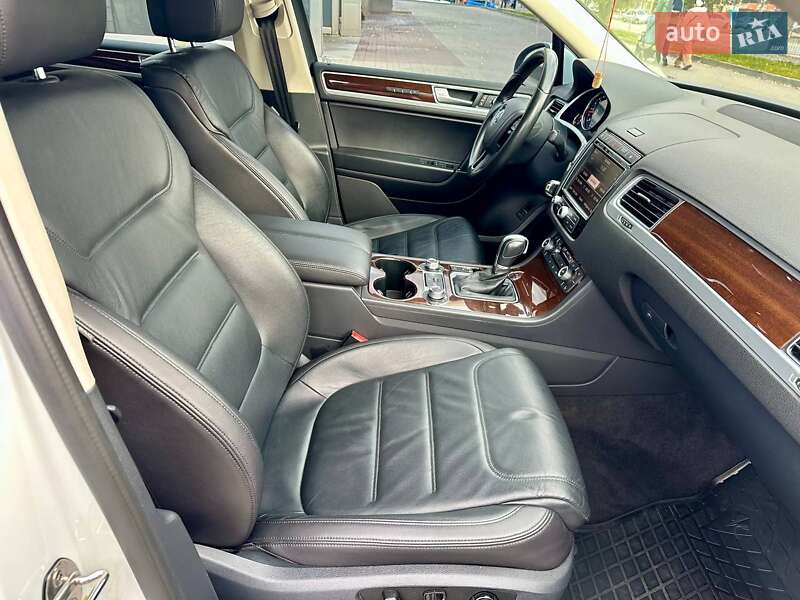 Позашляховик / Кросовер Volkswagen Touareg 2017 в Дніпрі