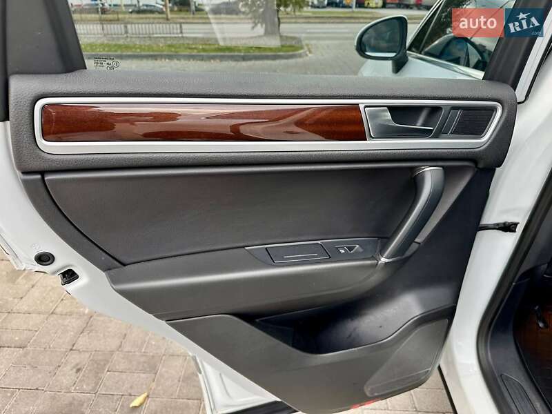 Позашляховик / Кросовер Volkswagen Touareg 2017 в Дніпрі