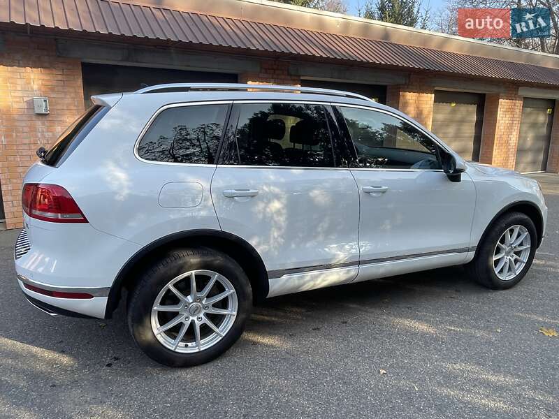 Внедорожник / Кроссовер Volkswagen Touareg 2015 в Черкассах