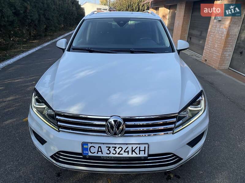 Внедорожник / Кроссовер Volkswagen Touareg 2015 в Черкассах