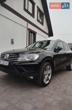 Внедорожник / Кроссовер Volkswagen Touareg 2014 в Ровно