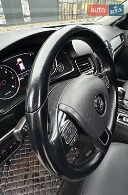 Внедорожник / Кроссовер Volkswagen Touareg 2012 в Киеве