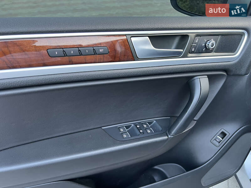 Внедорожник / Кроссовер Volkswagen Touareg 2014 в Запорожье