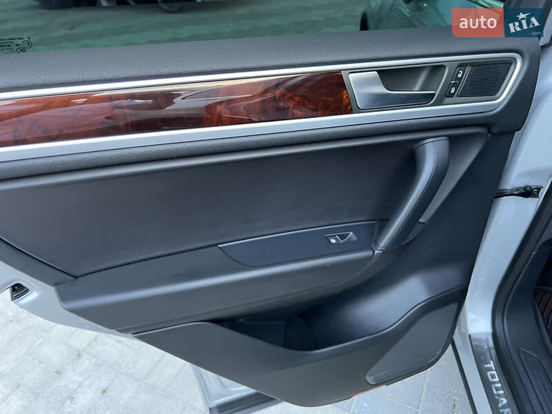 Внедорожник / Кроссовер Volkswagen Touareg 2014 в Запорожье