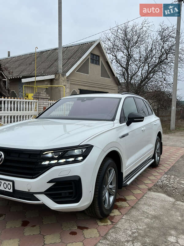 Позашляховик / Кросовер Volkswagen Touareg 2019 в Первомайську