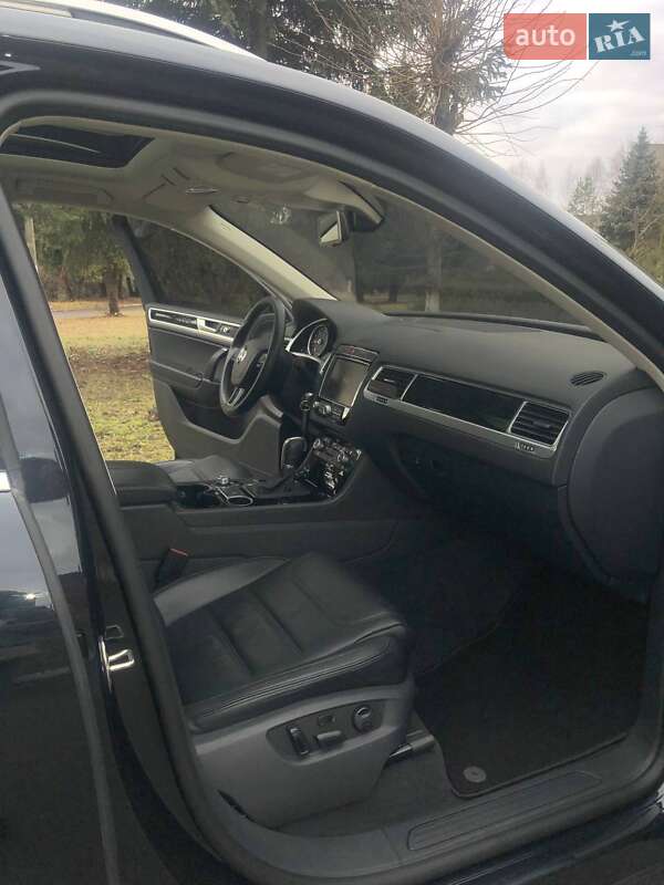 Внедорожник / Кроссовер Volkswagen Touareg 2016 в Ровно
