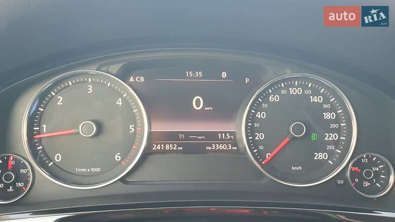 Внедорожник / Кроссовер Volkswagen Touareg 2015 в Черновцах