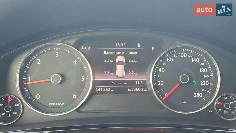 Внедорожник / Кроссовер Volkswagen Touareg 2015 в Черновцах