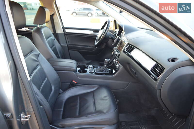 Внедорожник / Кроссовер Volkswagen Touareg 2015 в Черновцах