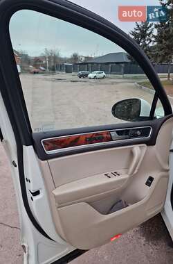 Позашляховик / Кросовер Volkswagen Touareg 2011 в 
