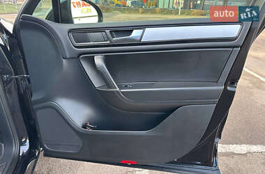 Внедорожник / Кроссовер Volkswagen Touareg 2011 в 
