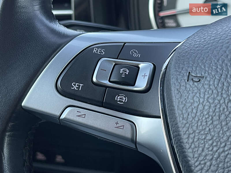 Позашляховик / Кросовер Volkswagen Touareg 2018 в Мукачевому