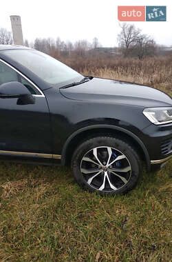 Внедорожник / Кроссовер Volkswagen Touareg 2014 в Олевске