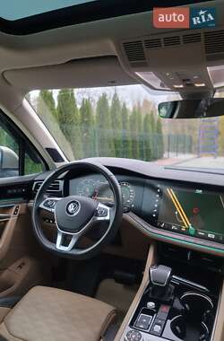 Внедорожник / Кроссовер Volkswagen Touareg 2018 в 