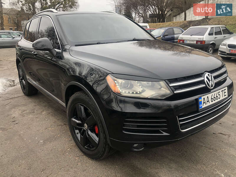 Позашляховик / Кросовер Volkswagen Touareg 2011 в Києві