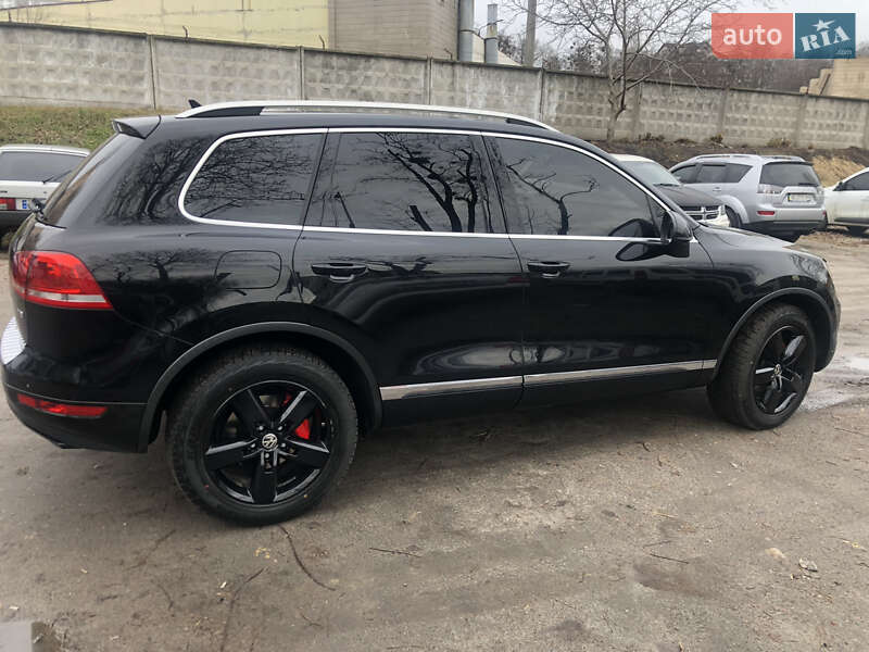 Позашляховик / Кросовер Volkswagen Touareg 2011 в Києві