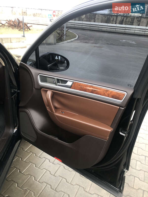 Позашляховик / Кросовер Volkswagen Touareg 2011 в Києві