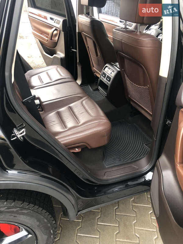Позашляховик / Кросовер Volkswagen Touareg 2011 в Києві