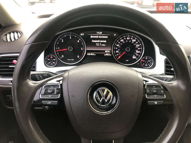 Позашляховик / Кросовер Volkswagen Touareg 2011 в Києві