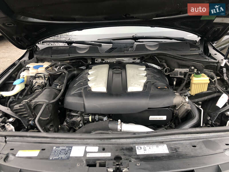 Позашляховик / Кросовер Volkswagen Touareg 2011 в Києві