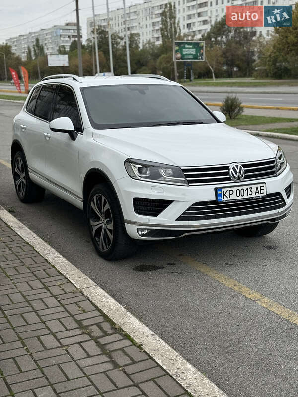 Позашляховик / Кросовер Volkswagen Touareg 2016 в Запоріжжі