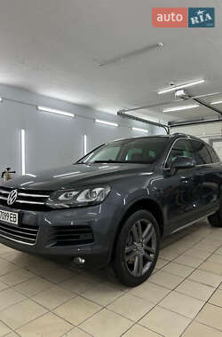 Внедорожник / Кроссовер Volkswagen Touareg 2014 в Черновцах