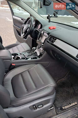Внедорожник / Кроссовер Volkswagen Touareg 2011 в 