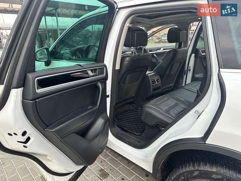 Позашляховик / Кросовер Volkswagen Touareg 2012 в Києві