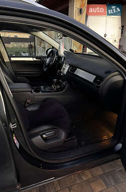 Позашляховик / Кросовер Volkswagen Touareg 2012 в 