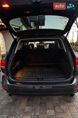 Позашляховик / Кросовер Volkswagen Touareg 2012 в 