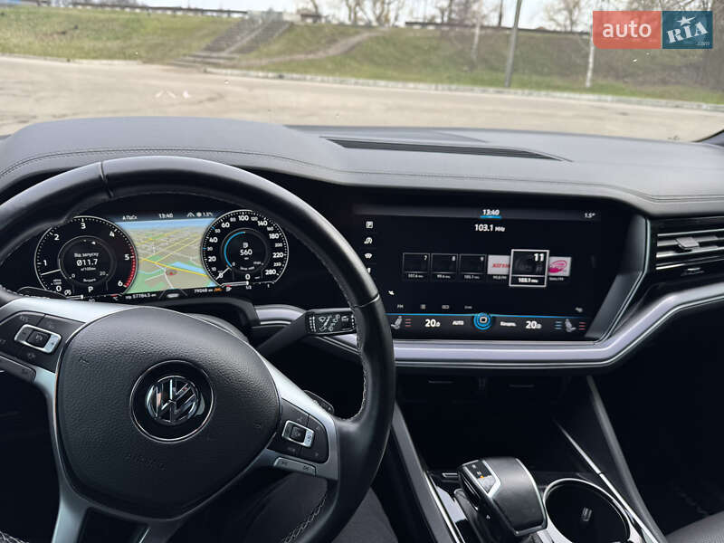 Внедорожник / Кроссовер Volkswagen Touareg 2019 в Александрие