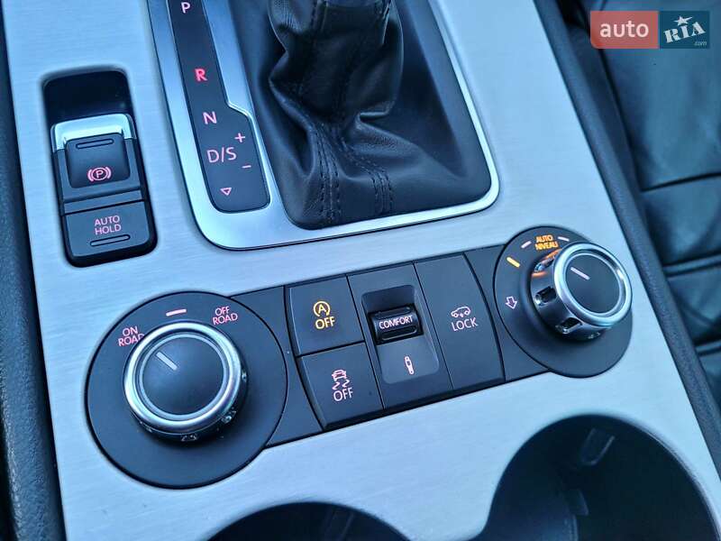 Внедорожник / Кроссовер Volkswagen Touareg 2013 в Хмельницком