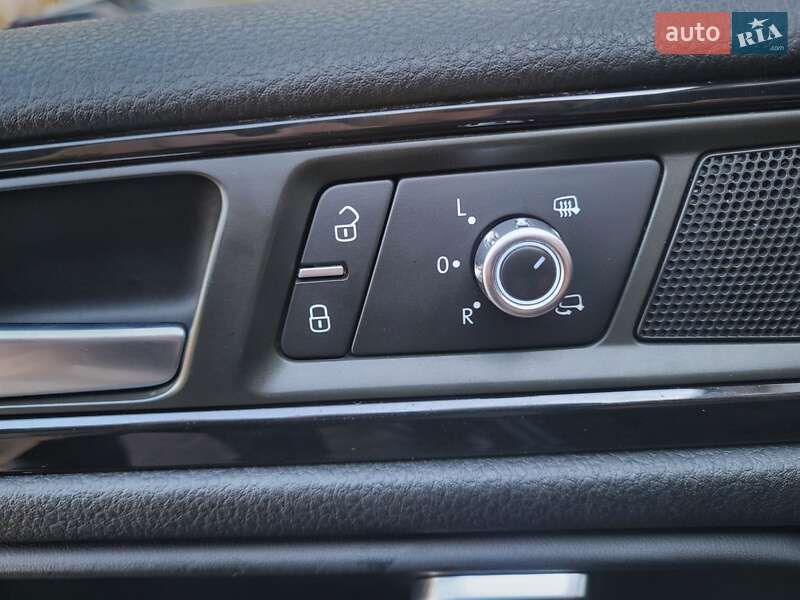 Внедорожник / Кроссовер Volkswagen Touareg 2013 в Хмельницком