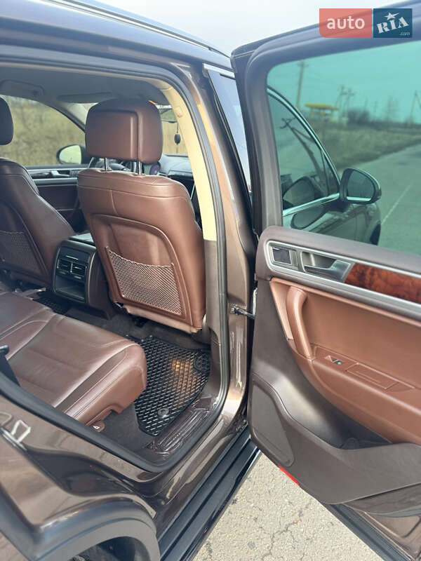 Внедорожник / Кроссовер Volkswagen Touareg 2012 в Змиеве