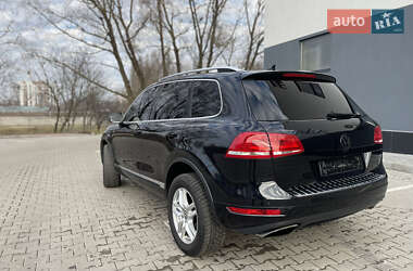 Внедорожник / Кроссовер Volkswagen Touareg 2014 в Хмельницком