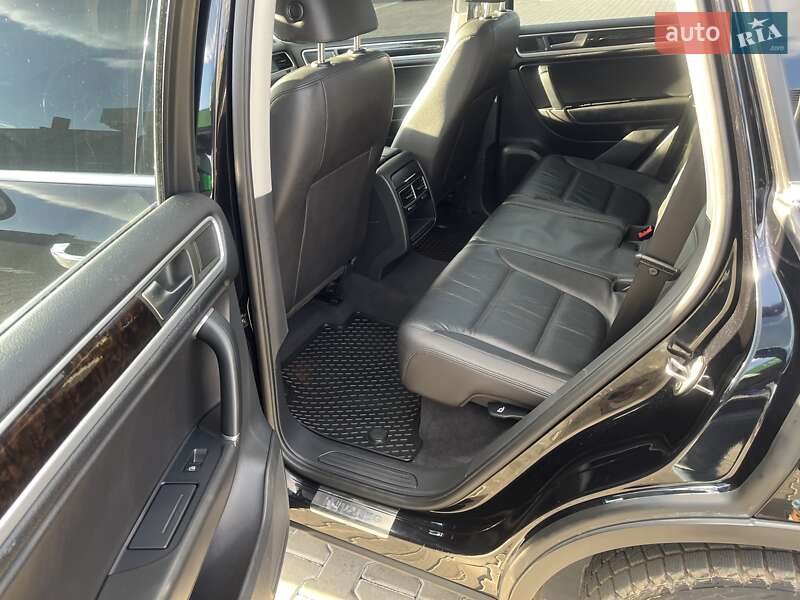 Внедорожник / Кроссовер Volkswagen Touareg 2011 в Стрые