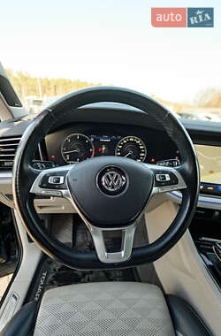 Внедорожник / Кроссовер Volkswagen Touareg 2018 в 