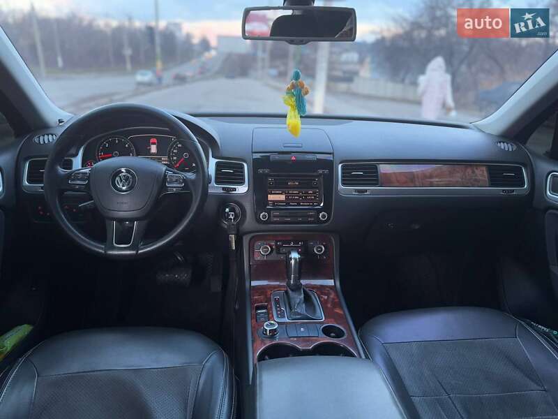Внедорожник / Кроссовер Volkswagen Touareg 2012 в Харькове