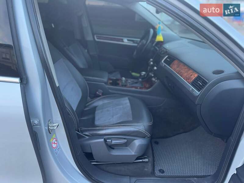 Внедорожник / Кроссовер Volkswagen Touareg 2012 в Харькове
