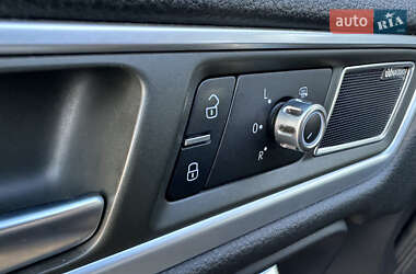 Позашляховик / Кросовер Volkswagen Touareg 2011 в 