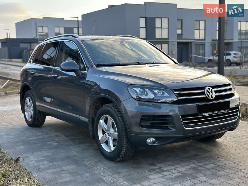 Позашляховик / Кросовер Volkswagen Touareg 2011 в 