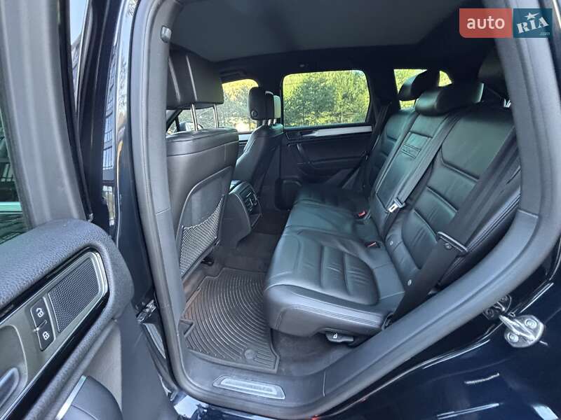 Внедорожник / Кроссовер Volkswagen Touareg 2015 в Львове