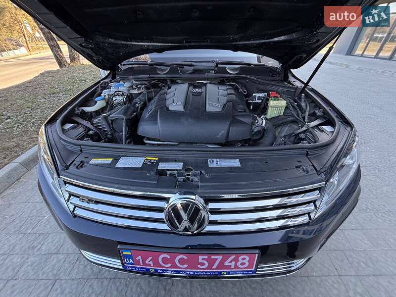 Внедорожник / Кроссовер Volkswagen Touareg 2015 в Львове