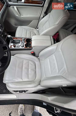 Внедорожник / Кроссовер Volkswagen Touareg 2013 в Киеве