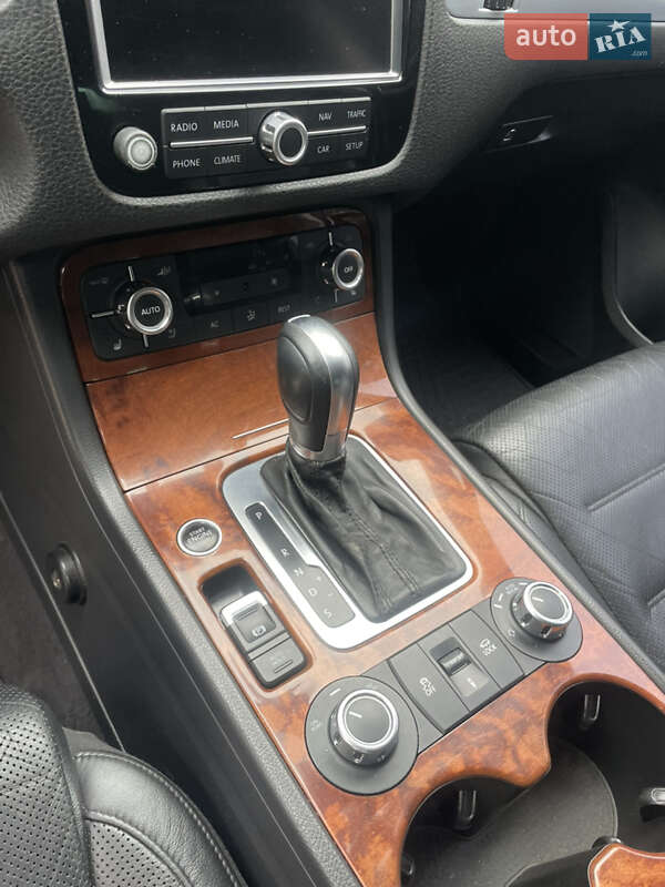 Внедорожник / Кроссовер Volkswagen Touareg 2010 в Кривом Роге