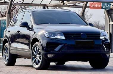 Позашляховик / Кросовер Volkswagen Touareg 2015 в Запоріжжі