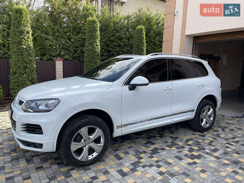 Внедорожник / Кроссовер Volkswagen Touareg 2012 в Черновцах