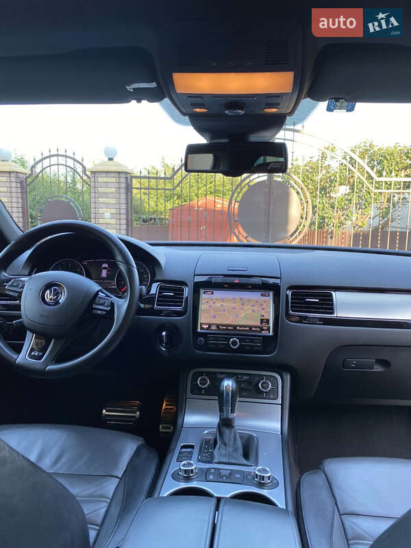 Внедорожник / Кроссовер Volkswagen Touareg 2012 в Черновцах