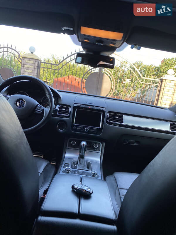 Внедорожник / Кроссовер Volkswagen Touareg 2012 в Черновцах
