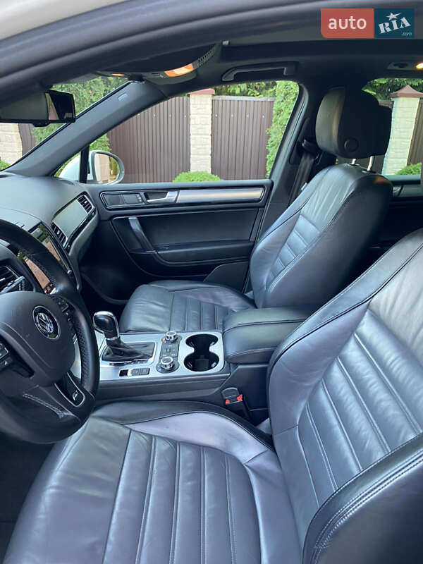 Внедорожник / Кроссовер Volkswagen Touareg 2012 в Черновцах